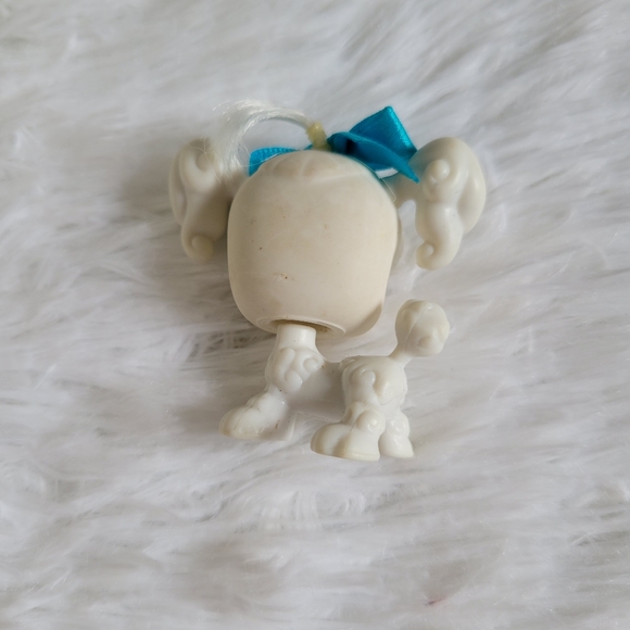 Littlest Pet Shop LPS #17 Poodle Puppy Dog White Blue Eyes Bow Hasbro 2004 - Picture 7 of 9